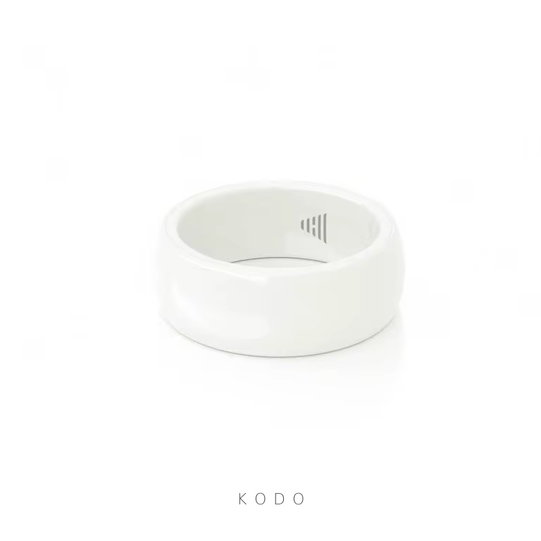Ring in ceramic, polished.